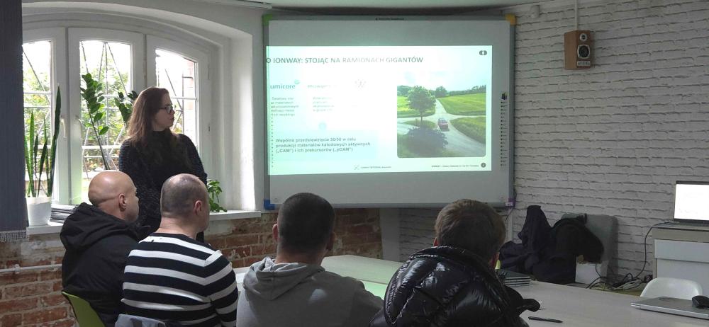 Zdjęcia ze giełdy pracy z firmą IONWAY. Na zdjęciu widoczni są uczestnicy i prowadzący spotkanie.