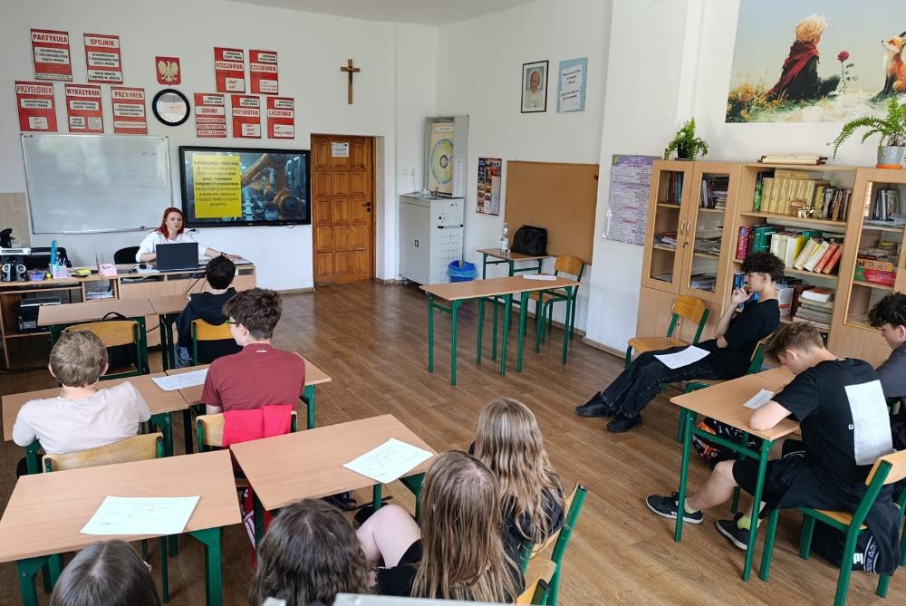 zdjęcie uczniów z doradcą